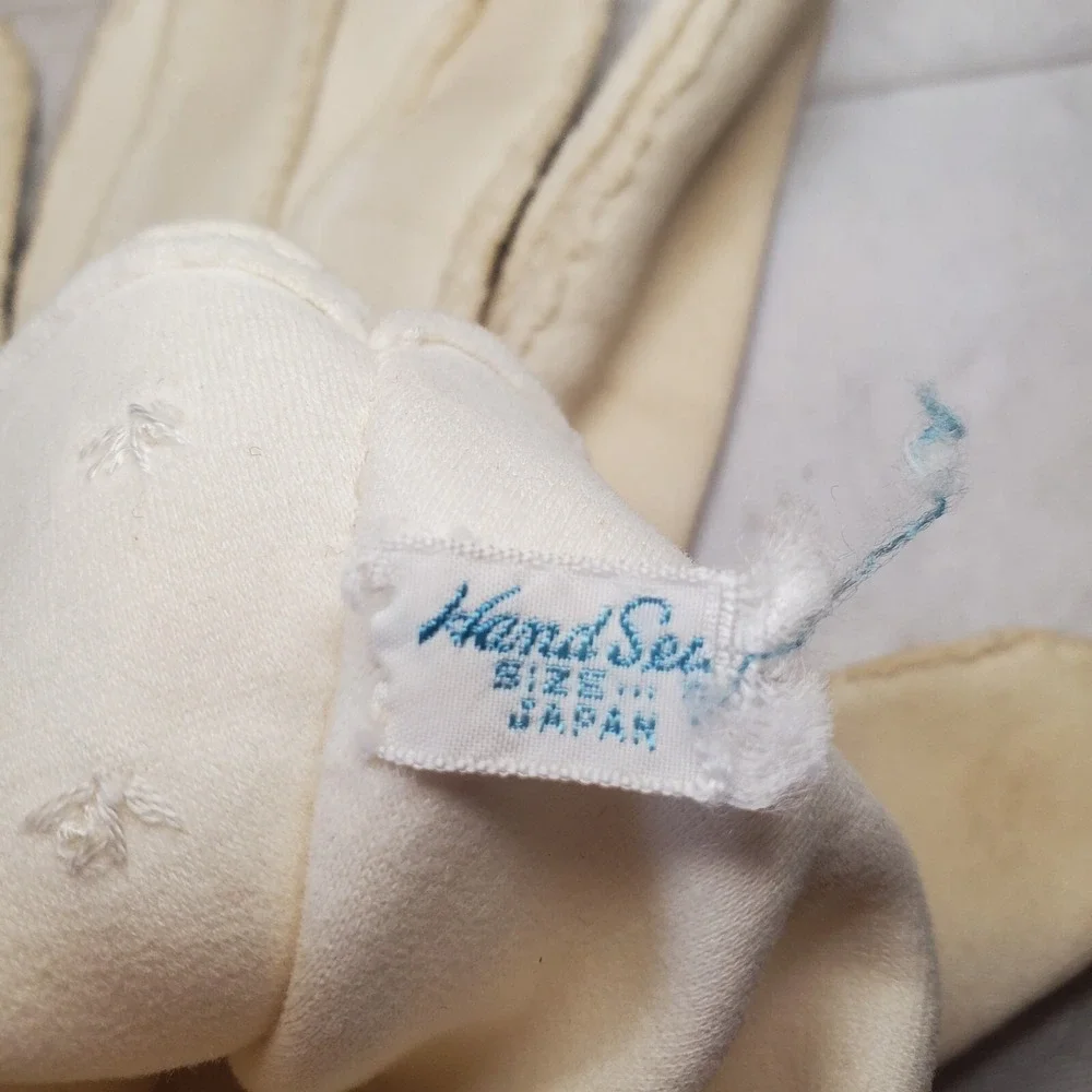 Vintage 1950s American Cotton Scalloped Ladies‎ Gloves With Eyelets. Ivory Color